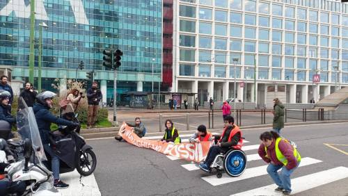 Gli eco-vandali bloccano Milano: traffico in tilt